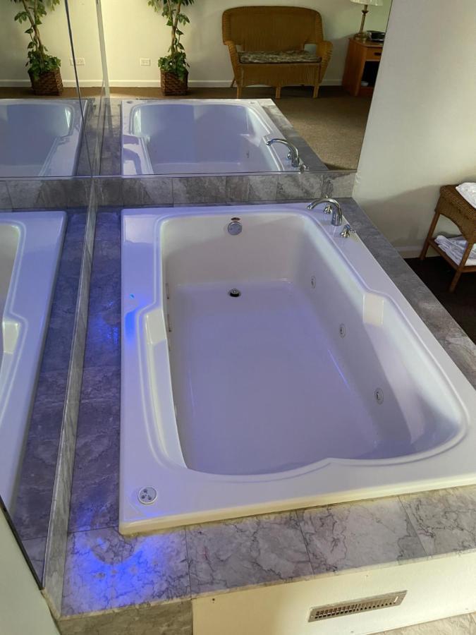 Vibe Inn - Whirlpools Suites - 莱昂斯 外观 照片