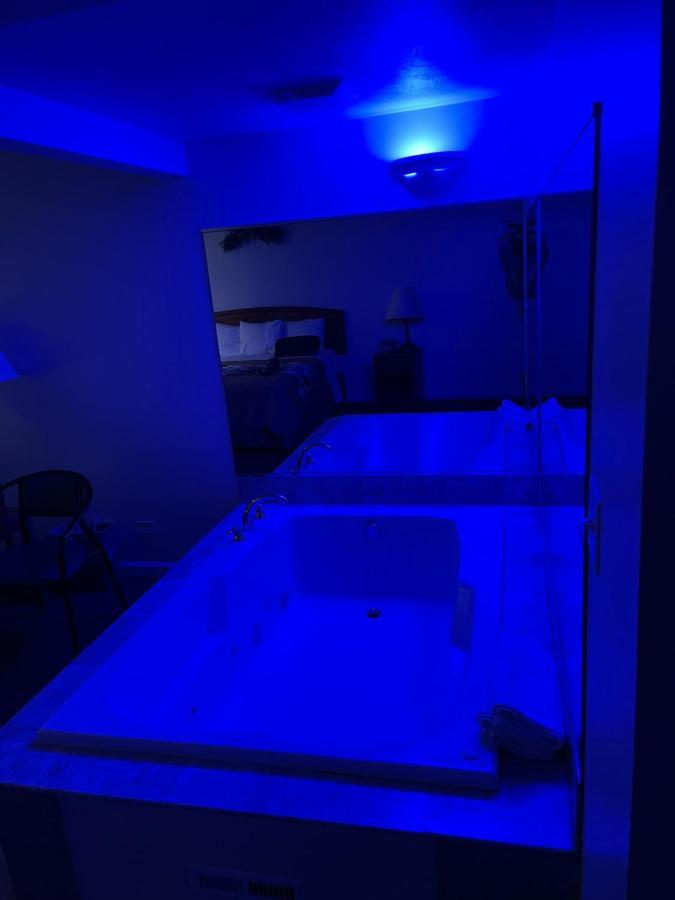 Vibe Inn - Whirlpools Suites - 莱昂斯 外观 照片