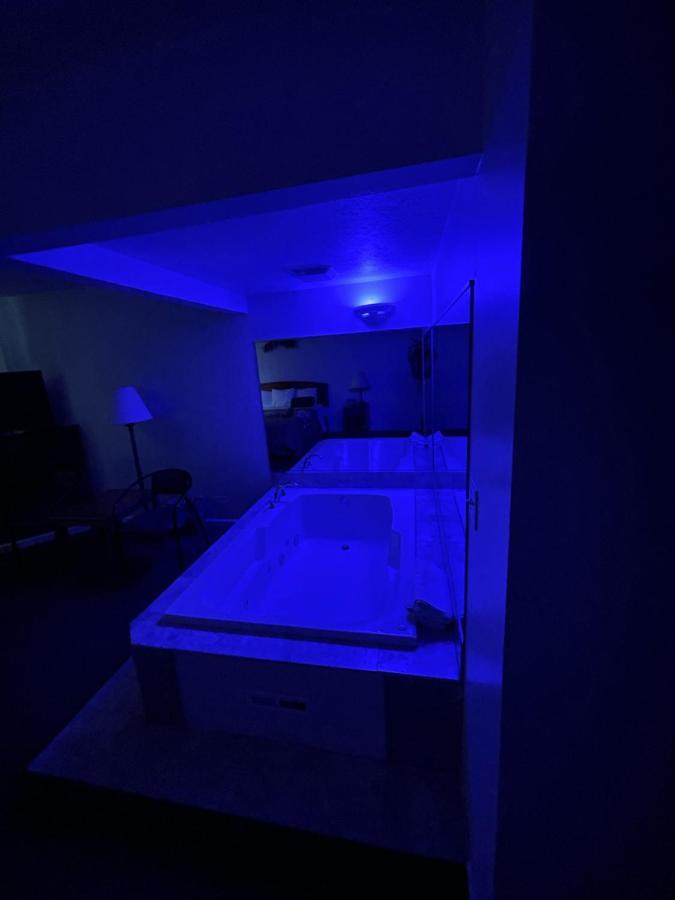 Vibe Inn - Whirlpools Suites - 莱昂斯 外观 照片